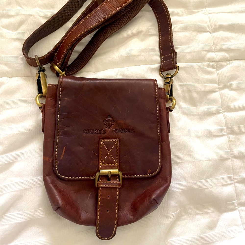 Daniela leather crossbody, beautiful,brown, excellent condition,smoke/pet free